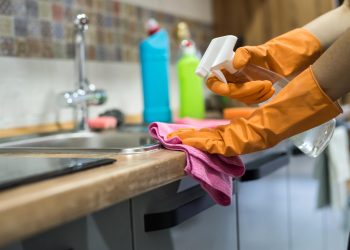 femme-portant-gants-caoutchouc-nettoyant-armoires-surface-cuisine-concept-nettoyage femme-portant-gants-caoutchouc-nettoyant-armoires-surface-cuisine-concept-nettoyage
